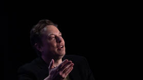 Musk nudi intervju Kamali Harris