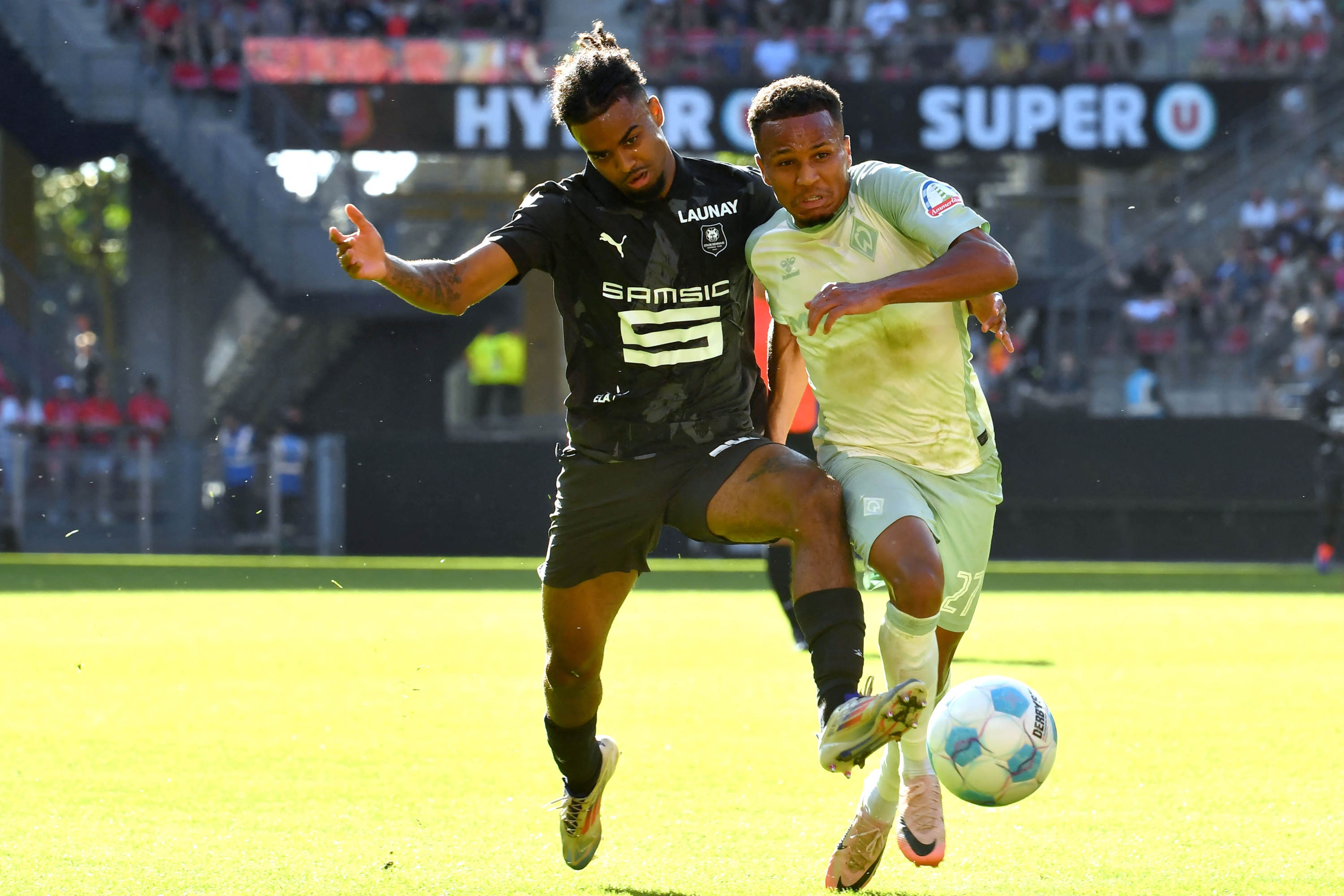 Rennesov francuski branič broj 22 Lorenz Assignon (L) i Bremenov njemački branič broj 27 Felix Agu (desno) bore se za loptu tijekom predsezonske prijateljske utakmice između Stade Rennais FC i Werdera Bremena na stadionu Roazhon Park u Rennesu, sjever- zapadna Francuska, 10. kolovoza 2024. (Fotografija JEAN-FRANCOIS MONIER / AFP)