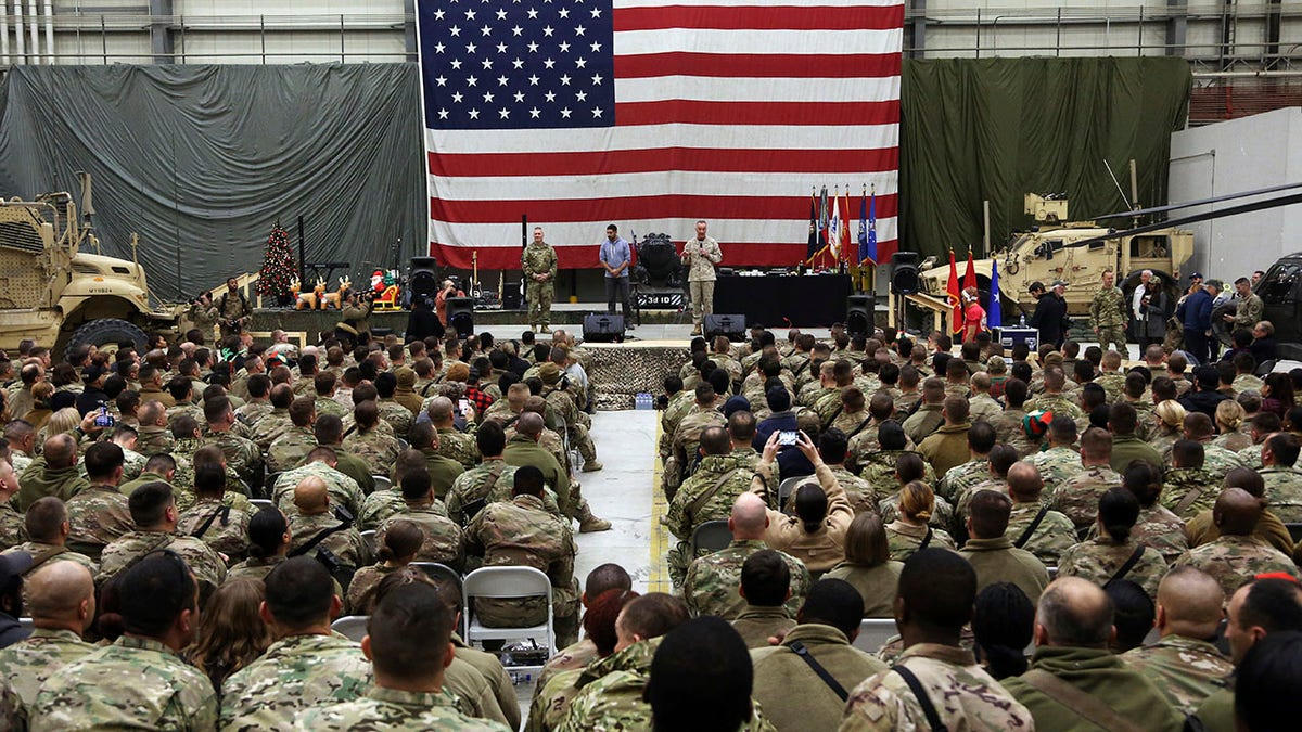 General Joseph Dunford, predsjednik Združenog stožera govori tijekom ceremonije na Badnjak u zračnoj bazi Bagram, u Afganistanu. (AP Photo/Rahmat Gul, File)