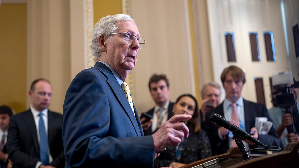 Sen. Mitch McConnell za govornicom