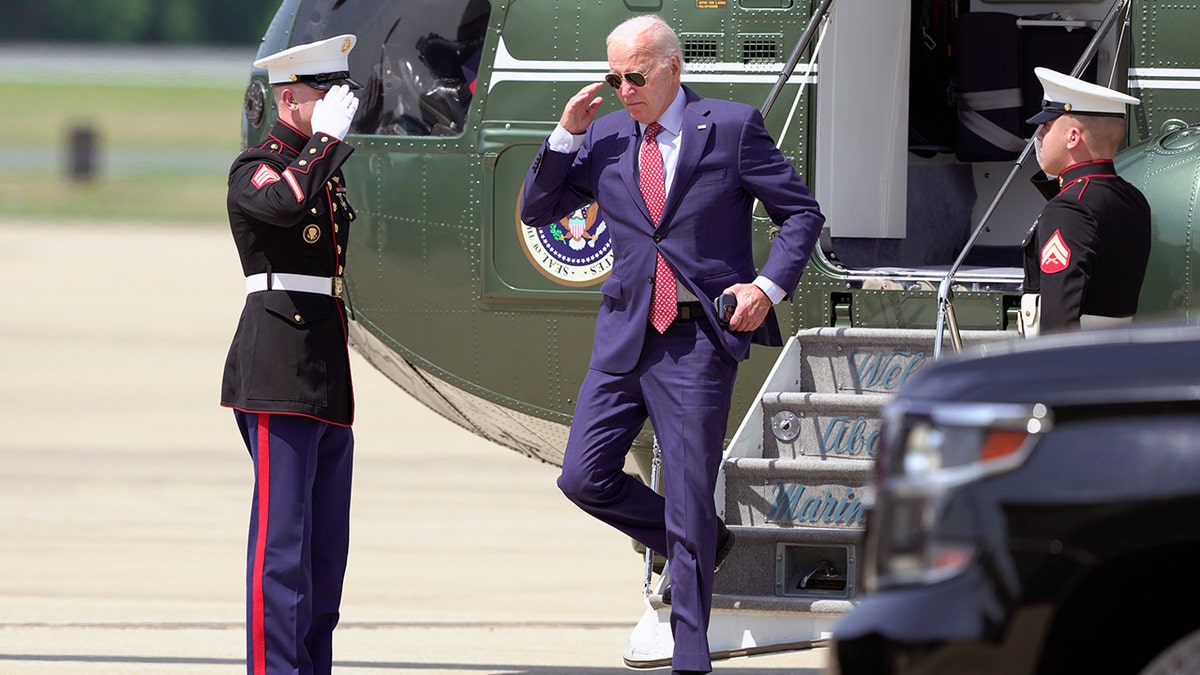 Predsjednik Joe Biden silazi s Marine One