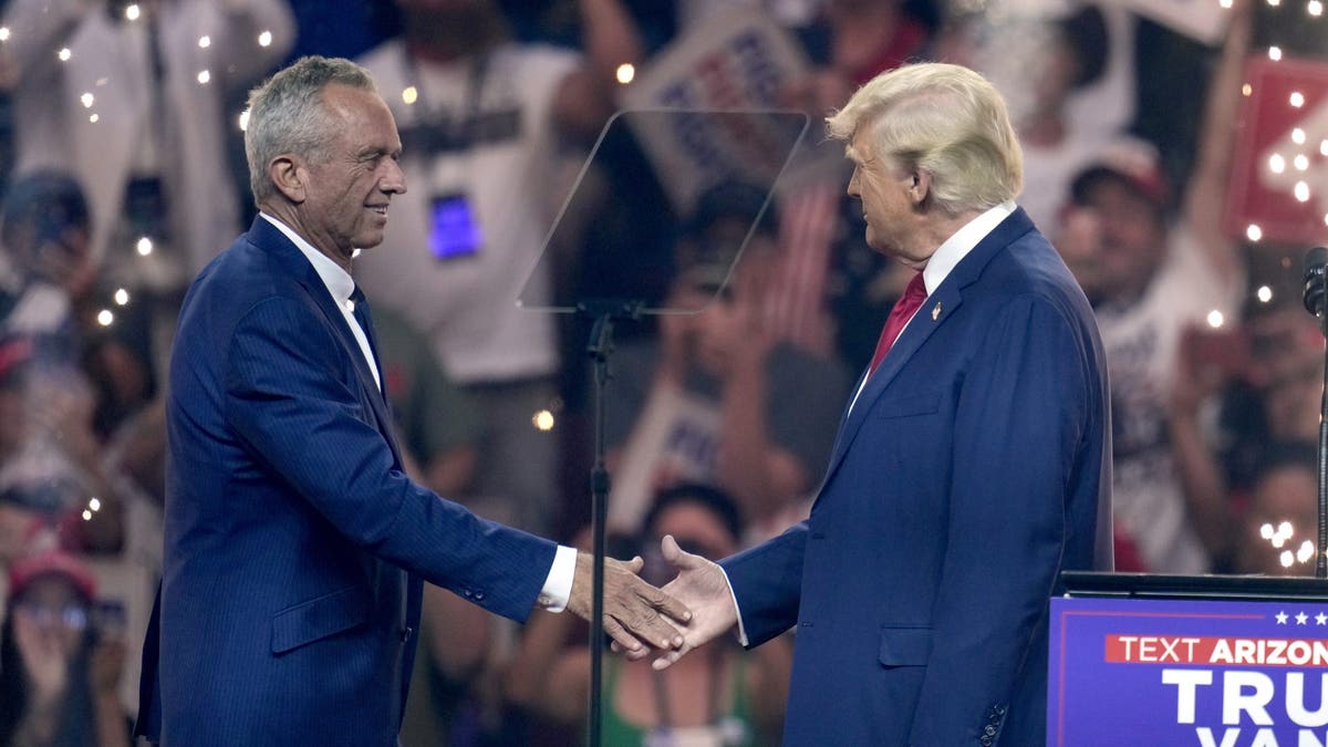 Trump se rukuje s RFK Jr