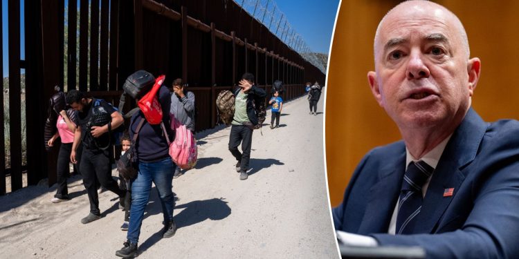 Administratora Bidena tužilo je 16 država zbog pokušaja uvjetnog puštanja na slobodu ilegalnih imigranata s američkim supružnicima