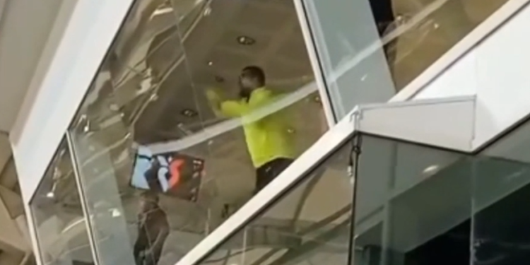 Arda Turan je furija! Pogledajte kako se oslobađa na tribinama