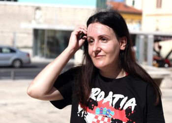 KLEČAVCI SUBOTOM Nakon molitve uslijedio neočekivani zagrljaj ‘sukobljenih strana’ | NACIONAL.HR