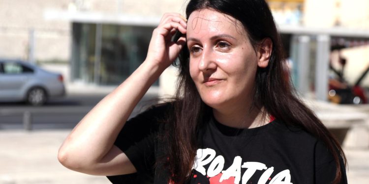 KLEČAVCI SUBOTOM Nakon molitve uslijedio neočekivani zagrljaj ‘sukobljenih strana’ | NACIONAL.HR