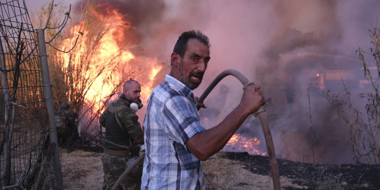 Atenu zahvatio stravičan požar, Grčka moli svijet za pomoć: ‘Mi smo na milosti boga’