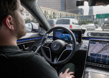 Auto Klub – 10 sekundi: Postoji potencijalna opasnost nakon što vozač preuzme kontrolu nad vožnjom u autonomnom vozilu