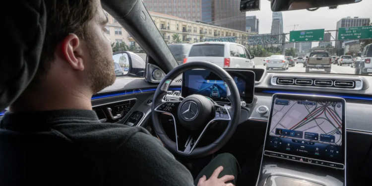 Auto Klub – 10 sekundi: Postoji potencijalna opasnost nakon što vozač preuzme kontrolu nad vožnjom u autonomnom vozilu