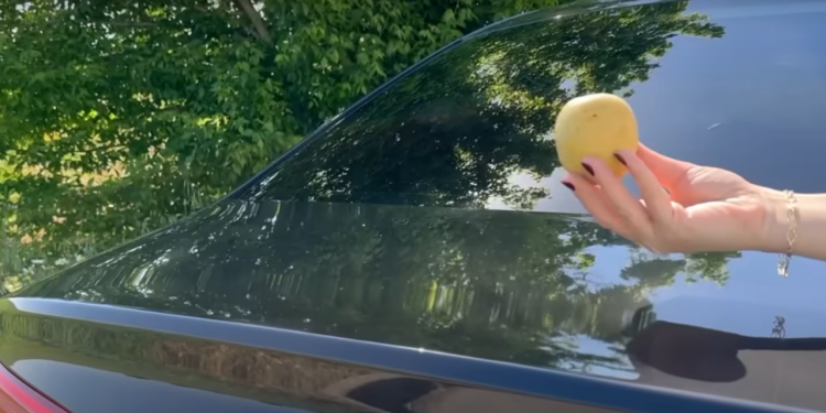 Auto Klub – Danas stiže kiša: Trik sa sirovim krumpirom može vam doslovno spasiti život u automobilu