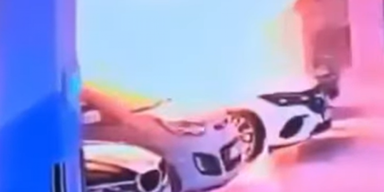 Auto Klub – Električni auto izazvao veliki požar u garaži: 23 ozlijeđenih, 140 auta oštećeno