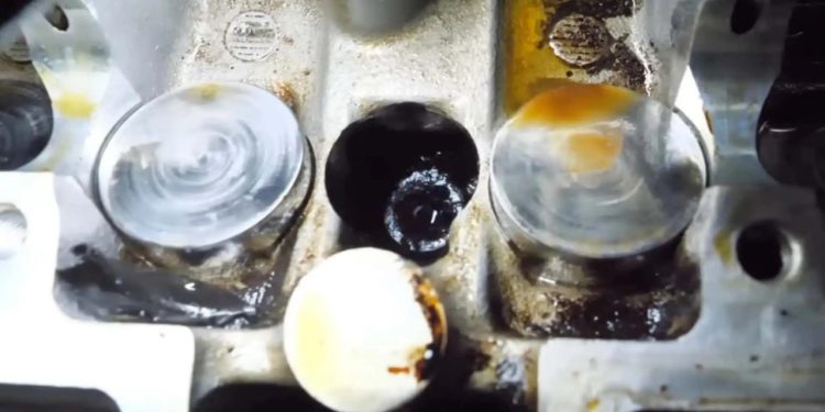 Auto Klub – Evo što se dogodi u motoru automobila kada zaboravite, ili ne želite mijenjati ulje