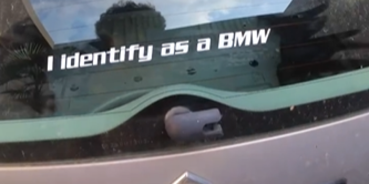 Auto Klub – S par trikova pretvorio stari Citroen C3 u BMW M3 i zalijepio naljepnicu ‘Identificiram se kao BMW’