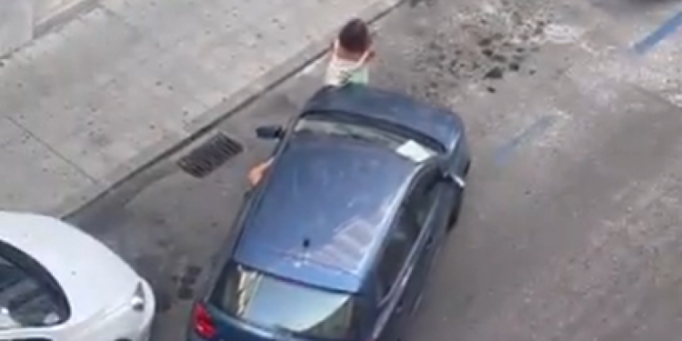 Auto Klub – Smije li osoba fizički ‘čuvati’ parking za nekoga? Odgovor je jasan, a pogledajte što je napravio ovaj vozač