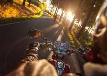 Auto Klub – Šok u vožnji: Pogledajte reakciju motociklista kojem se osa zavukla pod kacigu i ubola ga u nos