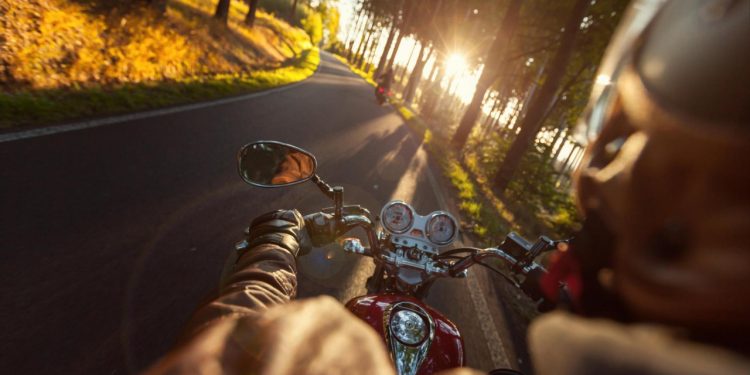 Auto Klub – Šok u vožnji: Pogledajte reakciju motociklista kojem se osa zavukla pod kacigu i ubola ga u nos