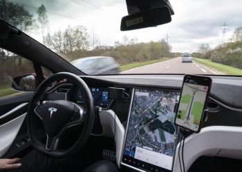 Auto Klub – Spavao za volanom Tesle na ‘autopilotu’: Policija je auto uspjela zaustaviti, a onda je uslijedio šok