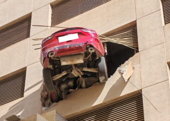 Auto Klub – Stanovnici otoka to ne pamte: Auto ostao visjeti s trećeg kata u poznatom turističkom odredištu