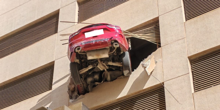 Auto Klub – Stanovnici otoka to ne pamte: Auto ostao visjeti s trećeg kata u poznatom turističkom odredištu