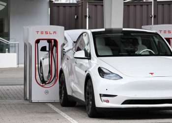 Auto Klub – Više od pola vlasnika Tesle prelazi na benzinske aute, ali to nije tako loša vijest za tvrtku