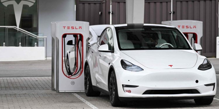 Auto Klub – Više od pola vlasnika Tesle prelazi na benzinske aute, ali to nije tako loša vijest za tvrtku