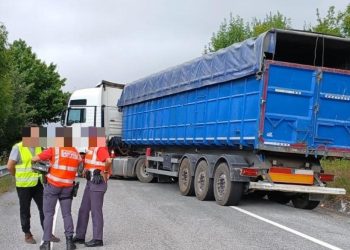 Auto Klub – Vozač kamiona prepriječio obje trake kod kočenja pa stigla policija: Potpuno pijan pozvao ih na pivo