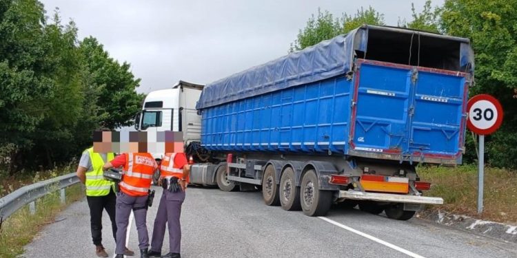 Auto Klub – Vozač komiona prepriječio obje trake kod kočenja pa stigla policija: Potpuno pijan pozvao ih na pivo