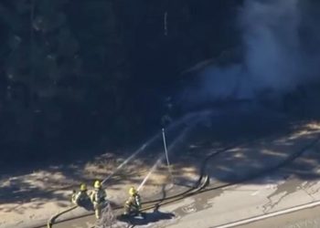 Auto Klub – Zapalio se Teslin kamion: Ogromnu bateriju vatrogasci su gasili više od 15 sati bez prestanka