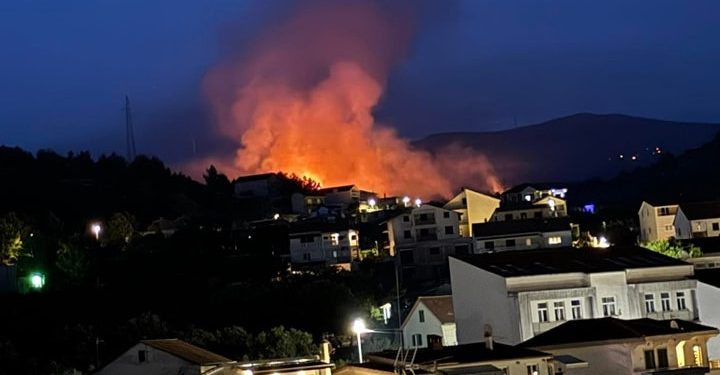 BUKTINJA I POŽAR NA TROGIRSKOM PODRUČJU: “Smiri se pa krene, problem je nepristupačan teren”