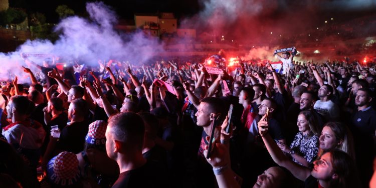 Bačić o dizanju desnice u zrak: ‘Mislim da od zabrana u demokratskom društvu nema velike koristi’