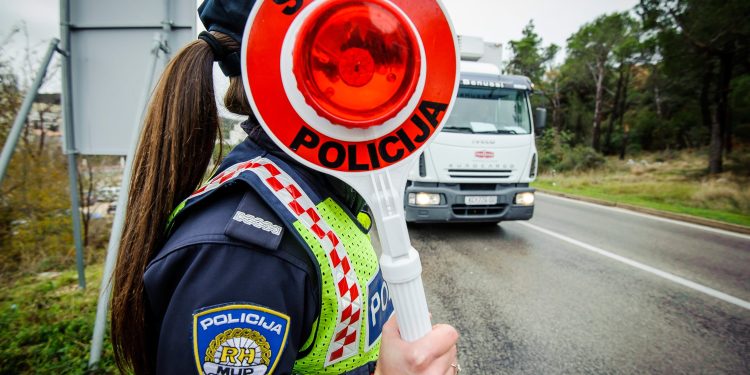 Bahata Ukrajinka pljunula hrvatsku policajku: ‘Odbijala je svaku suradnju i vikala na nas’