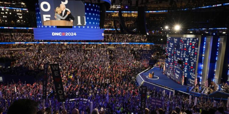 Biden na konvenciji DS pozdravio Kamalu Harris u emotivnom oproštajnom govoru (Video)