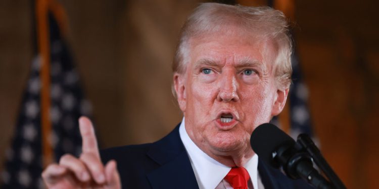 Bidenove ‘glupe prijetnje’ izazvale su sukob u Ukrajini – Trump — RT World News