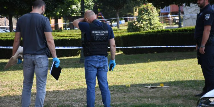 FRKA NA PARKIRALIŠTU U Bjelovaru se potuklo pet žena, čupale jedna drugu i pokazivale srednji prst | NACIONAL.HR