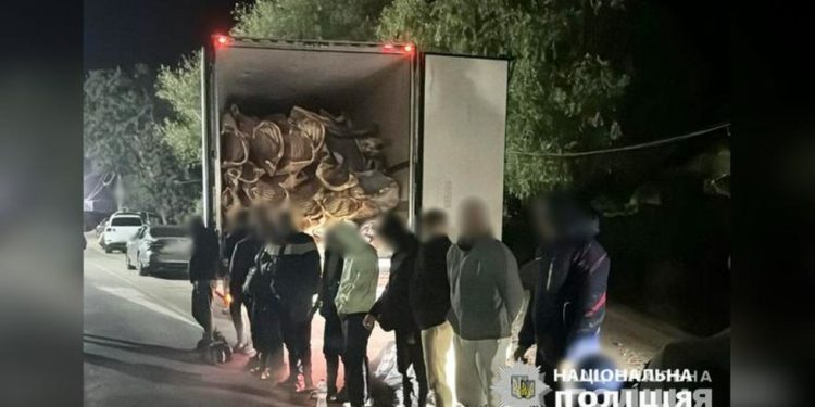 Bježači regruta uhvaćeni u kamionu hladnjači pokušavajući pobjeći iz Ukrajine — RT Rusija i bivši Sovjetski Savez