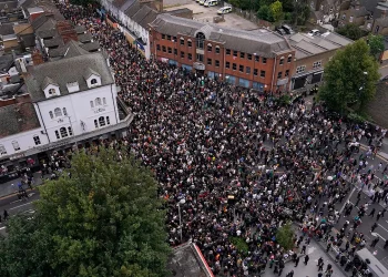Britanija je i dalje na oprezu zbog daljnjih nemira, čak i nakon što se aktivisti protiv rasizma suoče s krajnjom desnicom