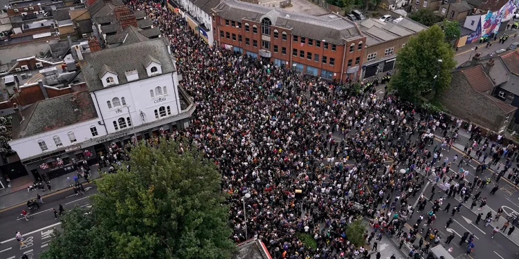 Britanija je i dalje na oprezu zbog daljnjih nemira, čak i nakon što se aktivisti protiv rasizma suoče s krajnjom desnicom