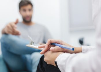 Britanski liječnici naredili da muškarce pitaju jesu li trudni — RT World News