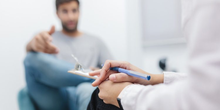 Britanski liječnici naredili da muškarce pitaju jesu li trudni — RT World News