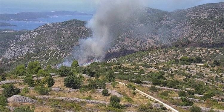 Brzom reakcijom vatrogasci zaustavili širenje požara na Hvaru!