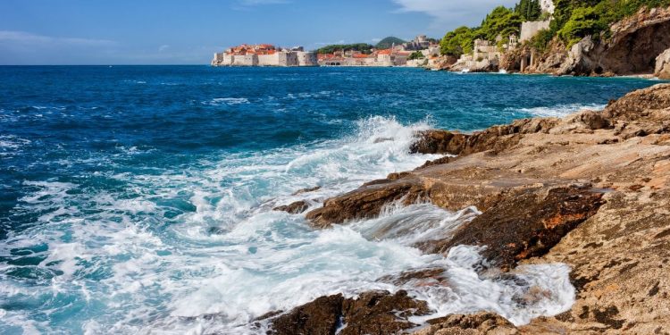 Bura i oblaci na sjevernom Jadranu, na srednjem i južnom vruće