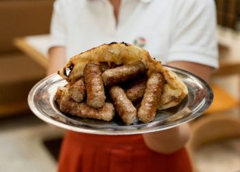 ĆEVAPI SU NA SIGURNOM Poznata ćevabdžinica kratkom porukom o femicidu osvojila društvene mreže