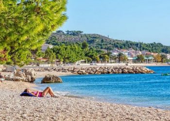 ČITATELJ SE JAVLJA IZ TUČEPA “Iznajmljivač ležaljki me je pitao kako je plaža za mene javno dobro kad sam ja iz BiH”