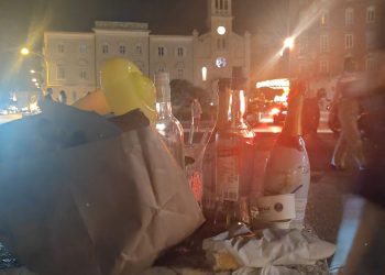 Centar Splita pun smeća: Pogledajte kako izgleda Riva nakon cjelodnevne zabave po zidićima