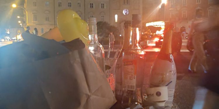 Centar Splita pun smeća: Pogledajte kako izgleda Riva nakon cjelodnevne zabave po zidićima