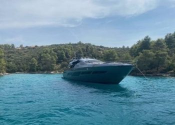 Češki okupator vezao svoju jahturinu za stabla i zatvorio uvalu na Hvaru!