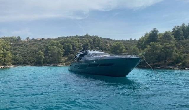 Češki okupator vezao svoju jahturinu za stabla i zatvorio uvalu na Hvaru!