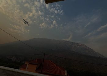 Cesta između Žrnovnice i Srinjina zatvorena. U pomoć stižu i zračne snage