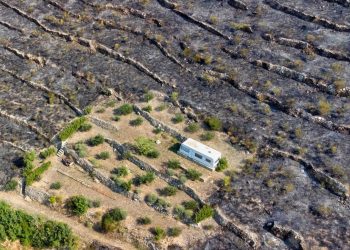 “Čudo” u Žrnovnici, na Markovači sve izgorjelo osim okolice ove kućice. Vlasnik zemljišta pojasnio u čemu je tajna