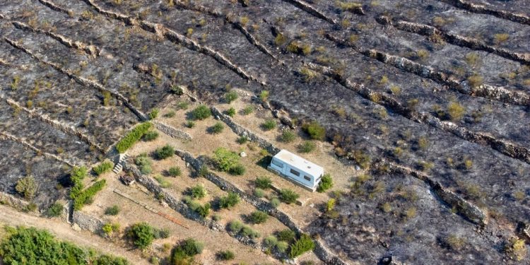 “Čudo” u Žrnovnici, na Markovači sve izgorjelo osim okolice ove kućice. Vlasnik zemljišta pojasnio u čemu je tajna